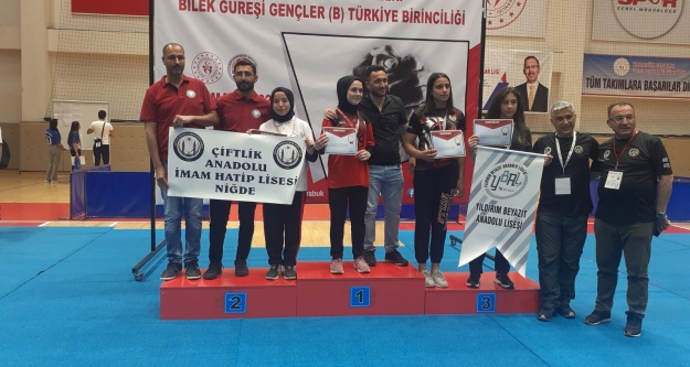 Zeynep, bilek güreşinde Türkiye ikincisi oldu