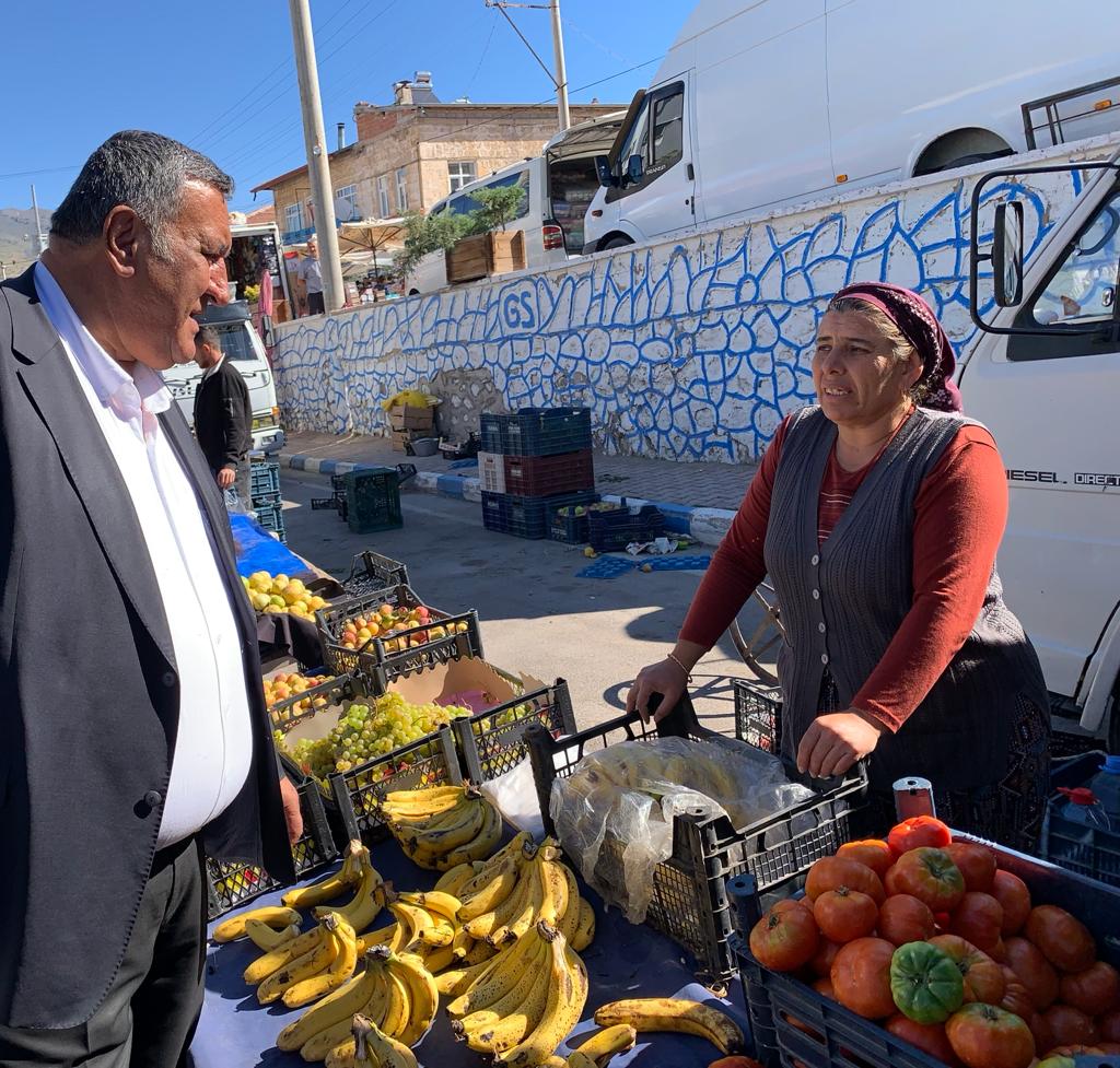 Gürer,  'Pazarda vatandaş da esnaf da dertli”