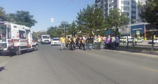 Yaya geçidinde kadına otomobil çarptı