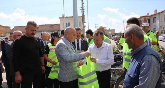 Alay beldesinde traktör römorklarına reflektör takıldı