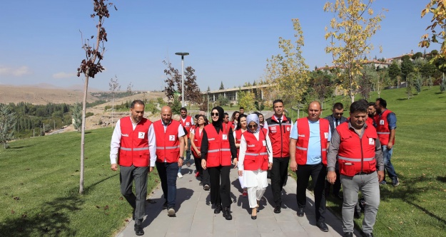 Kızılay üyeleri 'sağlığa yürüyoruz' etkinliği düzenledi.