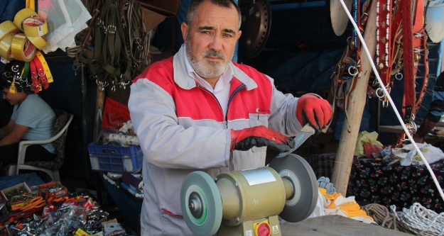 Bıçaklar kurban için bileniyor