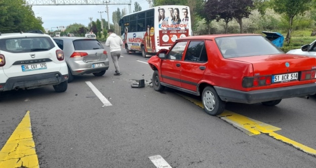 Bor yolunda üç araç birbirine girdi