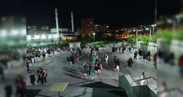 Mezuniyet kutlamalarını okullarının bahçesinde yaptılar!