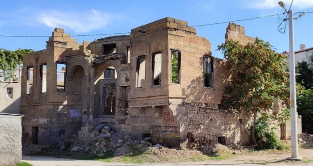 Niğde'de papazın evi talan ediliyor!