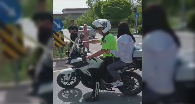 Niğde'de sınava geciken öğrencilerin yardımına polis yetişti