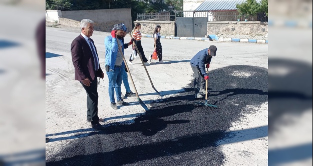 Altunhisar ilçesinde Bozulan Yollar Tamir Ediliyor