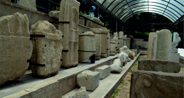 Bulunan eserler Niğde Müzesine teslim ediliyor