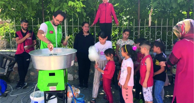 Kur'an Kursu öğrencilerine Pamuk Şeker ikramı