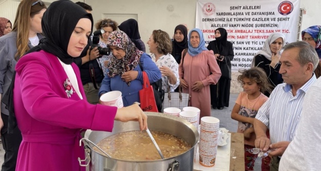 Niğde'de şehitler için aşure dağıtıldı