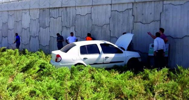 Otomobiliyle üst geçidin duvarına çarptı: 1 yaralı