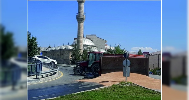 Devrilen römorktaki buğdaylar yola saçıldı