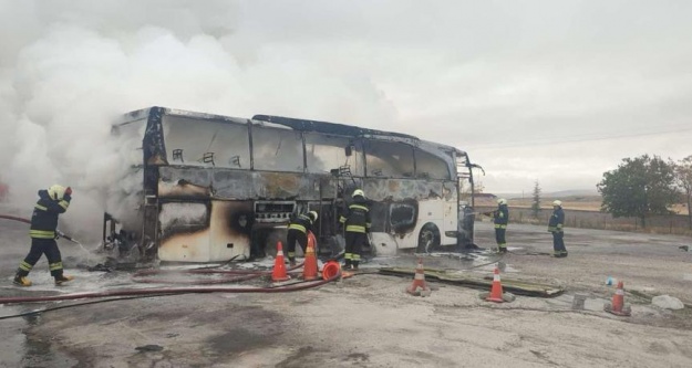 Yolcu otobüsü alev alev yandı