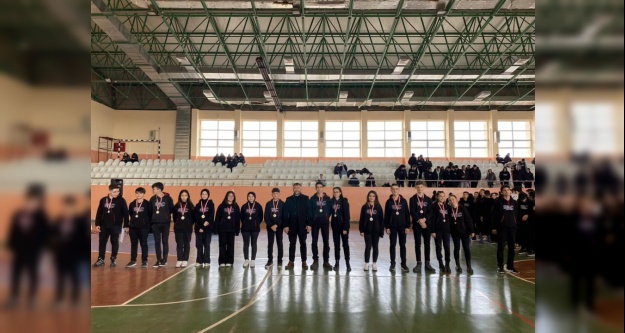 Halk oyunları, bir kültürün kalbindeki ritmi yansıtır