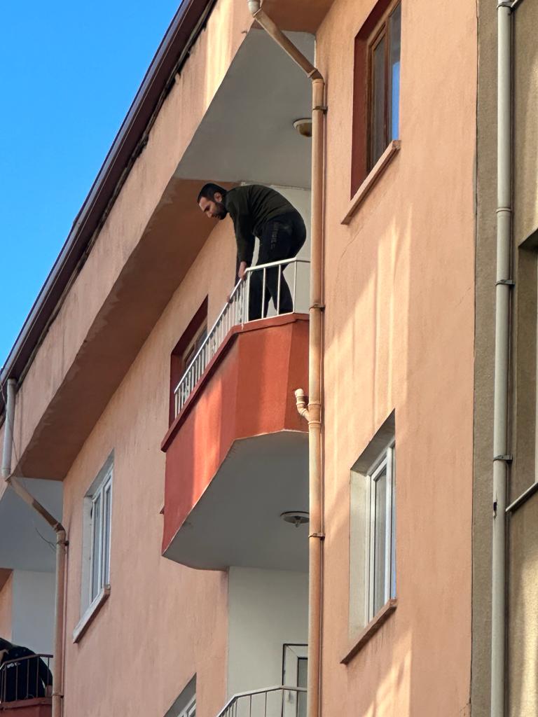 İntihar girişiminde bulunan şahsı polis etkisiz hale getirdi