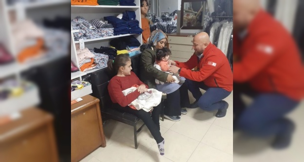 Kızılay'dan ihtiyaç sahibi çocuklara mont yardımı