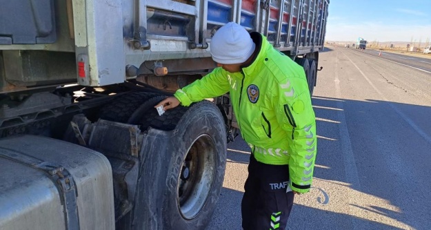 Trafik ekipleri ticari araçlarda 'zorunlu kış lastiği' denetimi yaptı