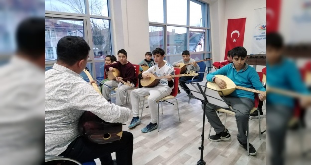 Gençlik merkezinden gençlere ücretsiz Bağlama kursu