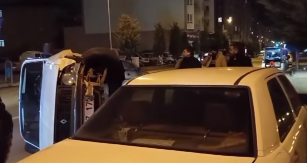 İki otomobil kafa kafaya çarpıştı: 1 yaralı