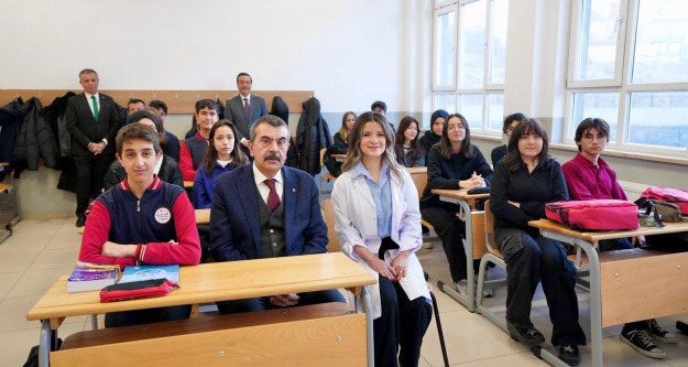 Okullar, Yeni Haftaya Şehitlere Saygı Duruşuyla Başladı