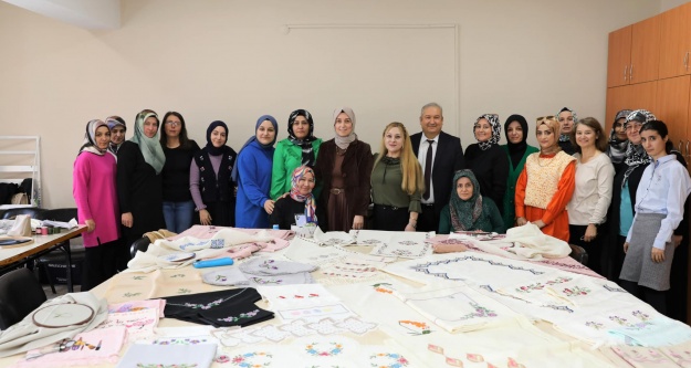 Vali Çelik'in eşinden meslek edindirme kurslarını ziyaret
