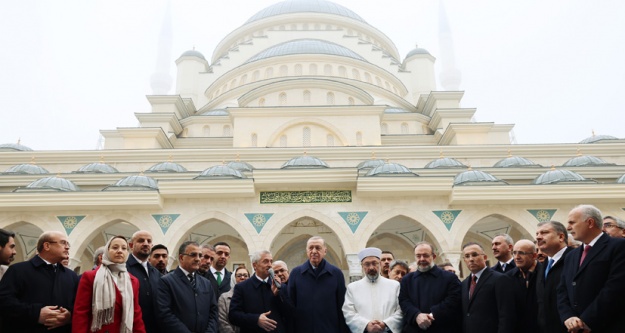 'Türkiye, asrın birlikteliğini sergileyerek asrın felaketinin yaralarını süratle sarıyor”
