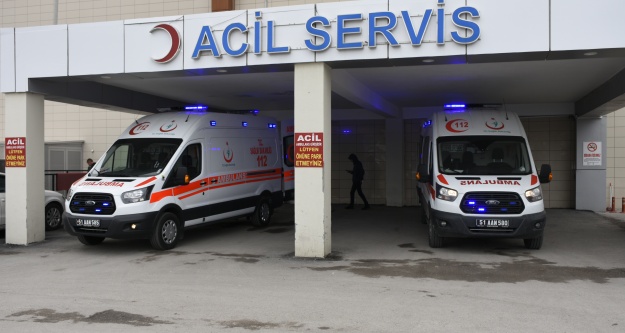 Cam silerken 4'üncü kattan düşen genç kız ağır yaralandı
