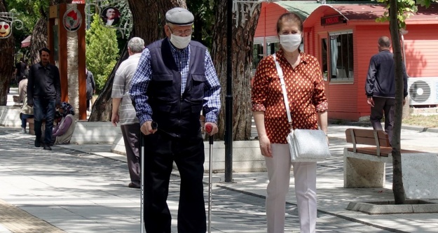 4,8 milyar TL tutarındaki yaşlı aylığı ve engelli aylıklarını hesaplara yatırılıyor