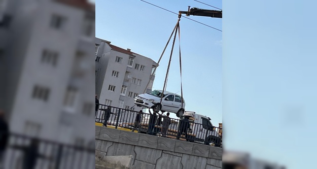 Niğde'de Otomobil Üst Geçitten Düştü, Sürücü Yaralandı