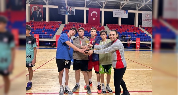Niğde'de Yeşilay 3x3 Sokaklar Bizim Basketbol Turnuvası Büyük Heyecanla Tamamlandı
