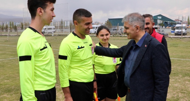 Vali Çelik, İşitme Engelliler Futbol Müsabakasına Katıldı