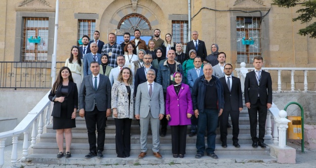 Vali Cahit Çelik, Öğretmenlerle Hüdavent Hatun'u Andı