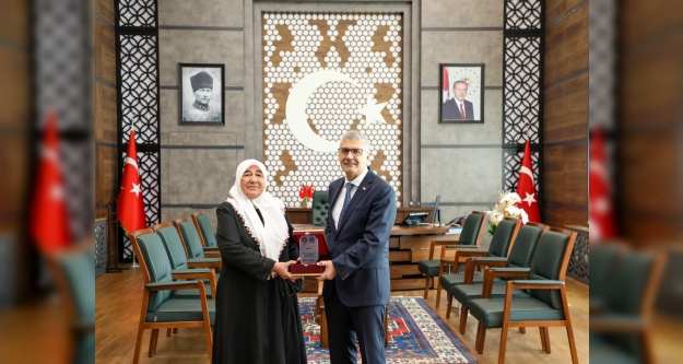 Vali Cahit Çelik'ten Hayırseverlere Teşekkür Plaketi