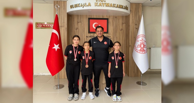 Ulukışlalı Şampiyon Güreşçilerden Kaymakama ziyaret