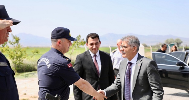 Vali Çelikten Şehit Ömer Halisdemirin Babasına Bayram Ziyareti