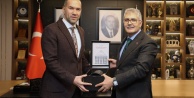 Vali Çelik’ten Belediye Başkanı Özdemir’e Ziyaret
