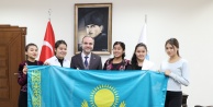 Kazak Öğrencilerden Rektöre Ziyaret