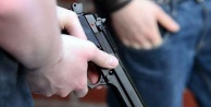 Kurcaladığı tabancanın ateş alması sonucu, arkadaşının ölümüne neden oldu