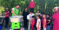 Kur'an Kursu öğrencilerine Pamuk Şeker ikramı