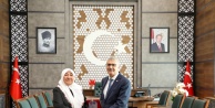 Vali Cahit Çelik'ten Hayırseverlere Teşekkür Plaketi